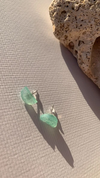 Tırtıklı Kristal Desenli Su Yeşili Mini Yarım Daire Ay Şekil Gold Aksesuarlı Epoksi Küpe El Yapımı - Resim 4