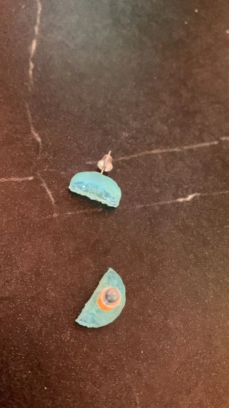 Tırtıklı Kristal Desenli Su Yeşili Mini Yarım Daire Ay Şekil Gold Aksesuarlı Epoksi Küpe El Yapımı ürün görseli