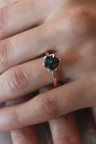 Siyah Renk Lotus Çiçek Figür Gold Renk Kadın Yüzük - TJ-BYK2486 ürün görseli 1