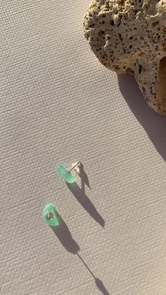 Tırtıklı Kristal Desenli Su Yeşili Mini Yarım Daire Ay Şekil Gold Aksesuarlı Epoksi Küpe El Yapımı - Resim 8