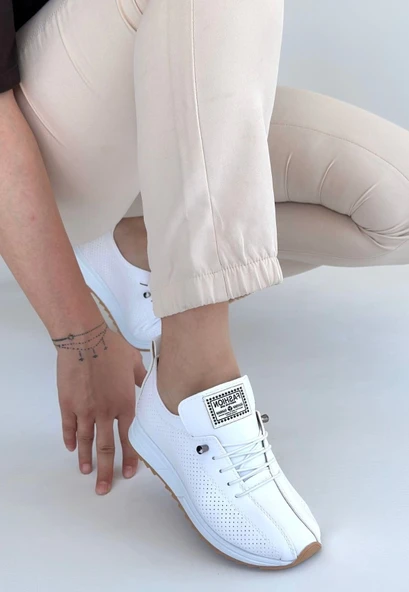 Fiert Beyaz Cilt Bağcıklı Spor Ayakkabı ürün görseli