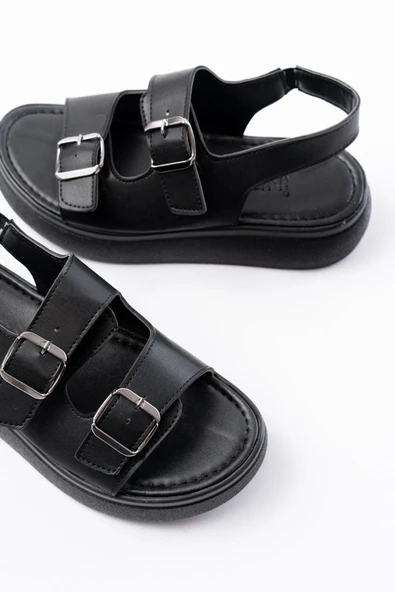 24413-572 Siyah Günlük Dolgu Topuk Toka Aksesuarlı Kadın Sandalet - Resim 4