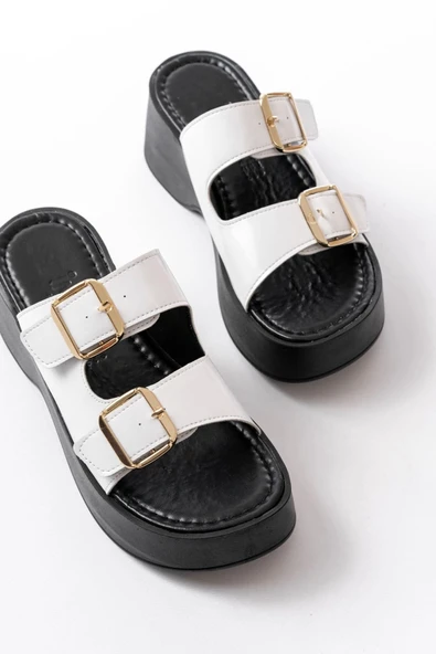 24414-574 Beyaz Rugan Günlük Tokalı Dolgu Topuk Kadın Terlik - Resim 4