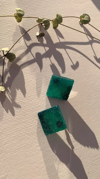 Tırtıklı Zümrüt Yeşili Renk Büyük Boy Kare Şekil Gold Aksesuarlı Epoksi Küpe El Yapımı Hediyelik