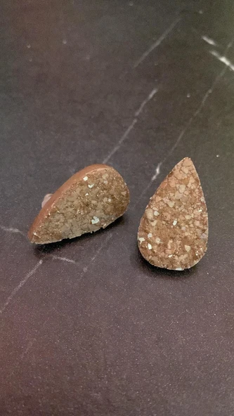 Tırtıklı Kristal Desenli Kahverengi Damla Şekil Gold Aksesuar Orta Boy Epoksi Küpe El Yapımı - Resim 2