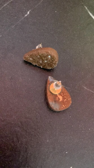 Tırtıklı Kristal Desenli Kahverengi Gold Aksesuar Küçük Boy Damla Epoksi Küpe El Yapımı Hediyelik - Resim 4