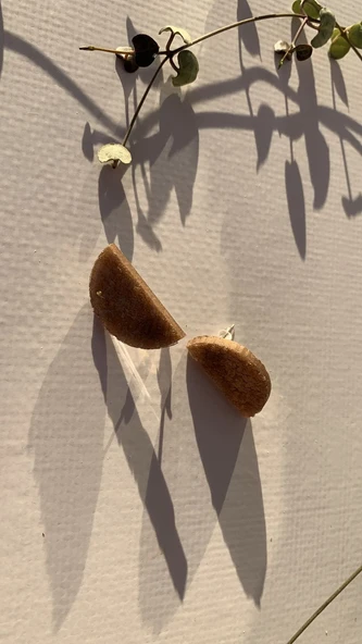 Tırtıklı Kristal Desenli Kahverengi Yarım Daire Ay Şekil Gold Aksesuarlı Epoksi Küpe El Yapımı ürün görseli