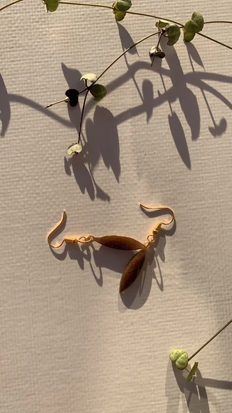 Kahverengi Gold Renk Küçük Simetrik Şekil Gold Aksesuar Sallantılı Epoksi Küpe Hediyelik - Resim 3