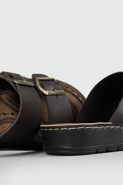 Lugmo Suni Deri Eva Terlik Dikişli Metal Çift Tokalı Erkek Konfort Hafif Kaymaz Taban Kahverengi - Resim 8