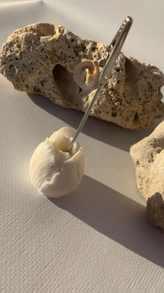 Parlak Beyaz Renk Büyük Lale Şekil Kağıt Tutacağı Notluk El Yapımı Epoksi Hediyelik