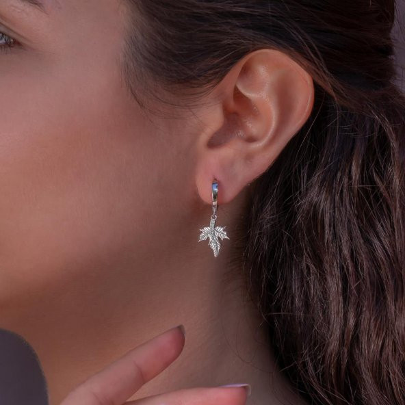 Çınar Yaprağı Motifli Sallantılı 925 Ayar Gümüş Küpe - Resim 2