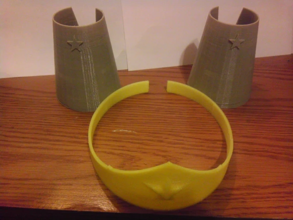 Byr Wonder Woman's Tiara ve Bilezikler (Sadece Plastik Aparattır!!!) 3D - 1
