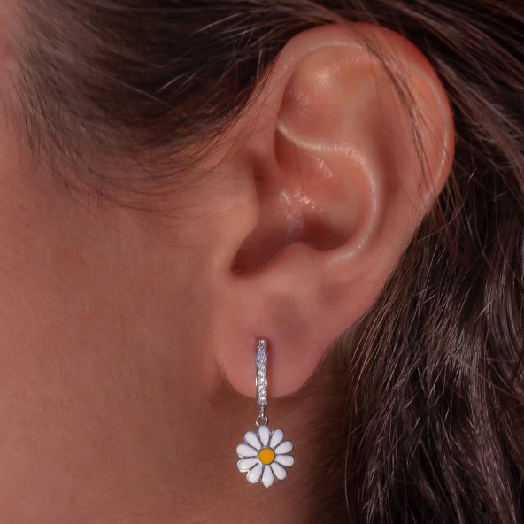 Papatya Figürlü Beyaz Zirkon Taşlı Sallantılı 925 Ayar Gümüş Küpe ürün görseli