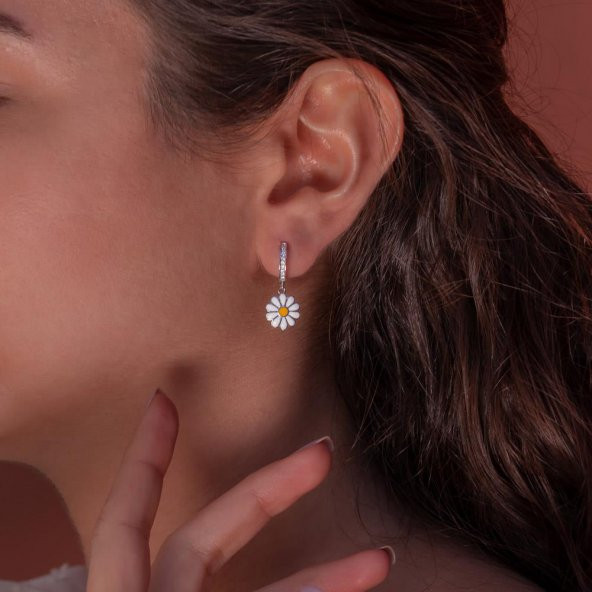 Papatya Figürlü Beyaz Zirkon Taşlı Sallantılı 925 Ayar Gümüş Küpe - Resim 2