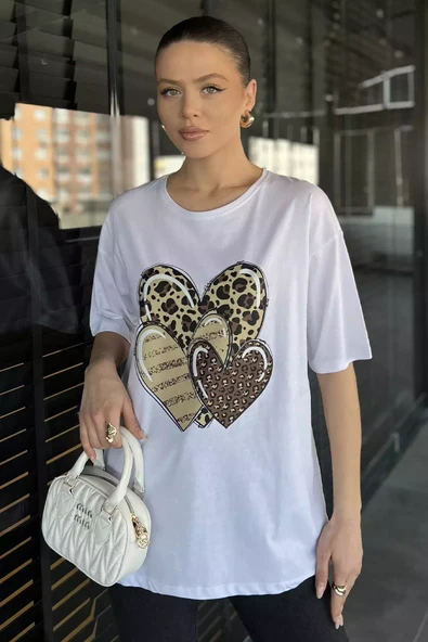 Beyaz Ön Leopar Desen Kalp Baskılı Bisiklet Yaka Kadın Tişört - 1
