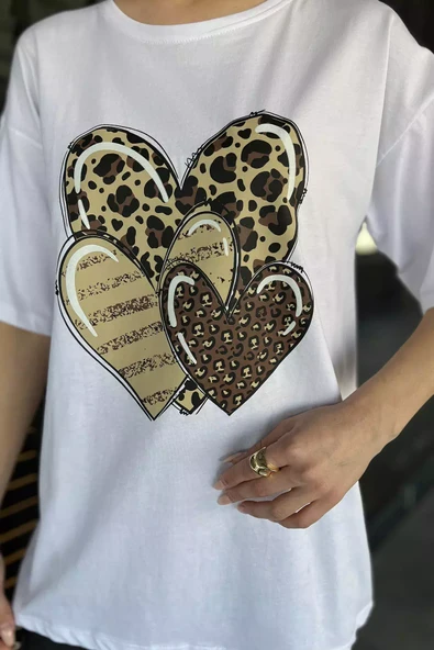 Beyaz Ön Leopar Desen Kalp Baskılı Bisiklet Yaka Kadın Tişört - 4