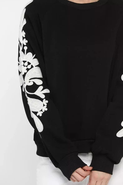 Siyah Kadın Bisiklet Yaka Kol Nakışlı Şardonlu Sweatshirt - 4