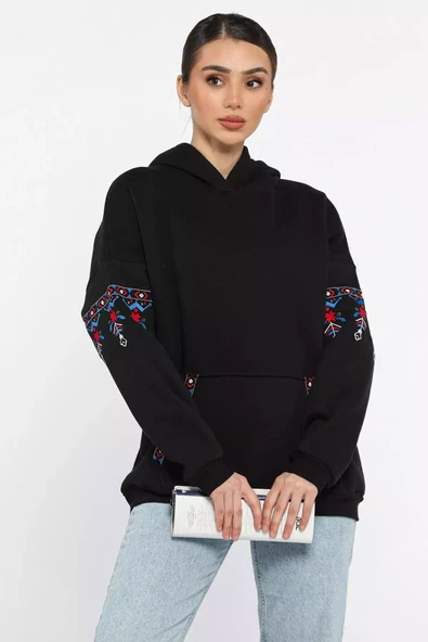 Siyah Kadın Kapüşonlu Kol Nakışlı Kanguru Cepli Şardonlu Sweatshirt - 2