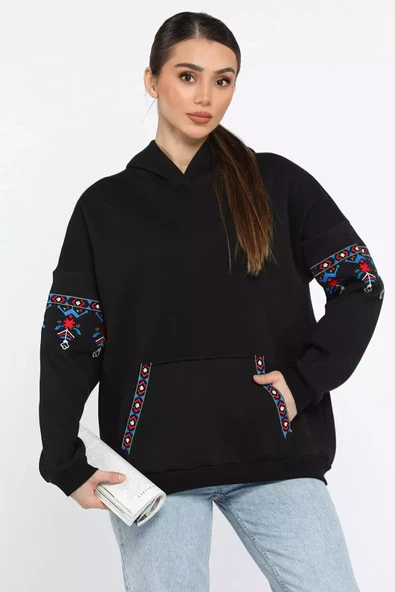 Siyah Kadın Kapüşonlu Kol Nakışlı Kanguru Cepli Şardonlu Sweatshirt - 1
