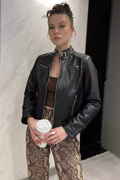 Siyah Kadın Kemer Tokalı Crop Top Suni Deri Ceket