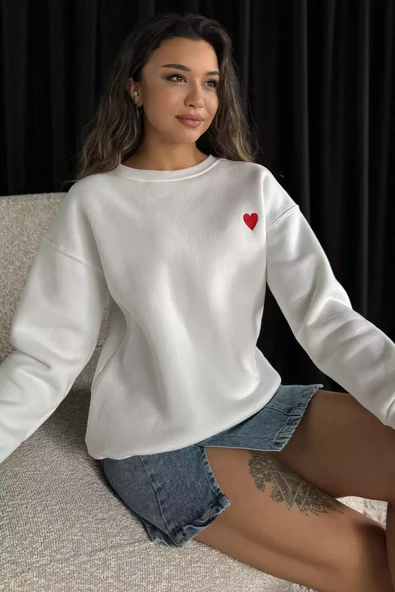 Beyaz Kadın Bisiklet Yaka Kalp Nakışlı Şardonlu Sweatshirt - 1