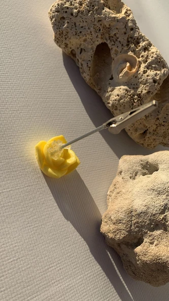 Sarı Renk Gonca Gül Yeşil Fosfor Süslü Kağıt Tutacağı Notluk El Yapımı Epoksi Hediyelik - 4