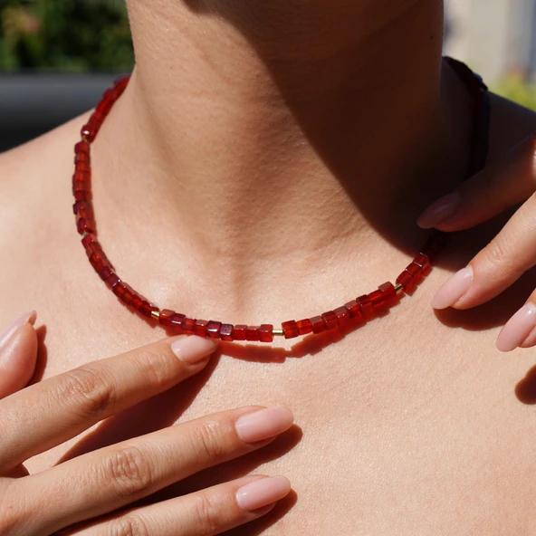 14 Ayar Altın Kaplama Doğal Küp Şekilli Garnet Taşı  Gümüş Kolye  - NS00101 ürün görseli 1