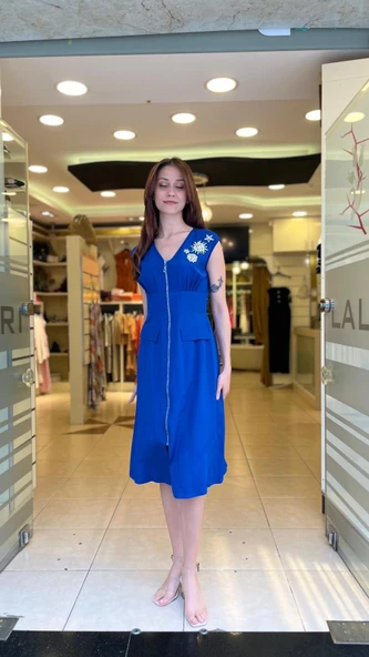 YAKASI TAŞ DETAYLI MİDİ BOY ELBİSE - Resim 3