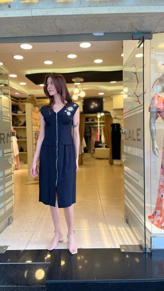 YAKASI TAŞ DETAYLI MİDİ BOY ELBİSE - Resim 7