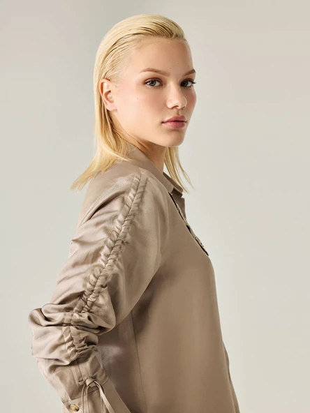 KETEN KUMAŞ KOLU BÜZGÜ DETAYLI GÖMLEK