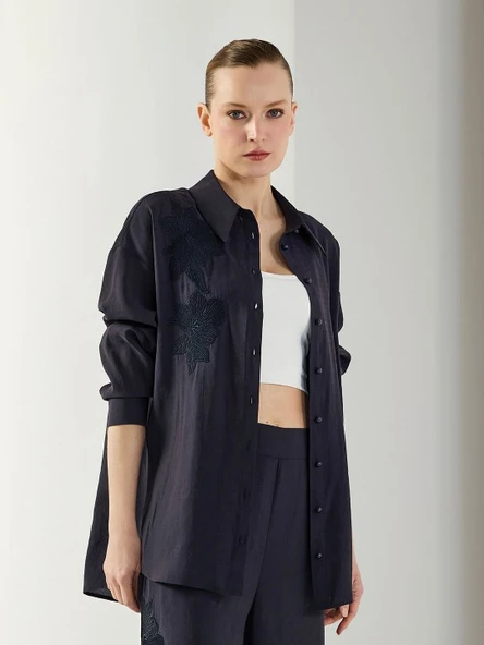 ÇİZGİLİ KUMAŞ NAKIŞ DETAYLI GÖMLEK - 2