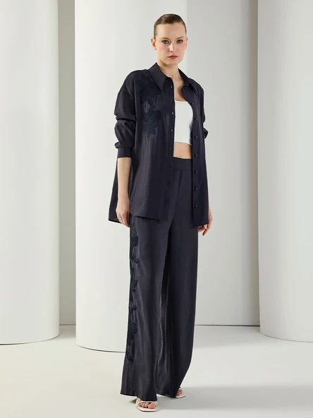 ÇİZGİLİ KUMAŞ NAKIŞ DETAYLI GÖMLEK