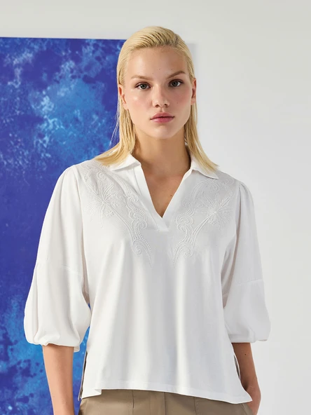 YAKALI NAKIŞ İŞLEMELİ TİŞÖRT ürün görseli 1