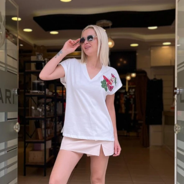 RENKLİ KELEBEK NAKIŞLI TİŞÖRT ürün görseli 1