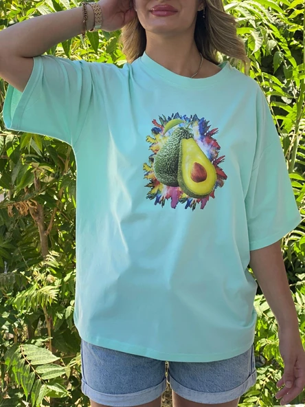 Kadın Mint Yeşili Renkli Avokado Baskılı Oversize Tişört – Yazlık Rahat Kesim, %100 Pamuk ürün görseli