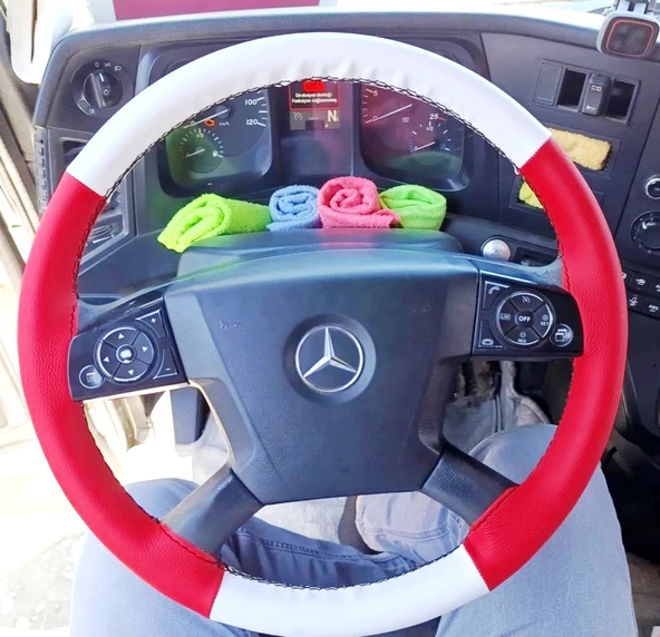 DİKİŞLİ DİREKSİYON KILIFI KIRMIZI / BEYAZ DERİ SİYAH DİKİŞLİ YENİ MERCEDES TIR KAMYON ürün görseli