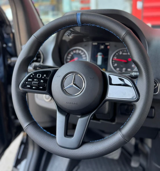 DİKİŞLİ DİREKSİYON KILIFI NOKTA DERİ SİYAH DERİ MAVİ YÜZÜK DİKİŞLİ MERCEDES SPRİNTER İÇİN ürün görseli
