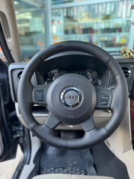 DİKİŞLİ DİREKSİYON KILIFI SİYAH DERİ NOKTALI DERİ SİYAH DİKİŞ JEEP İÇİN ürün görseli