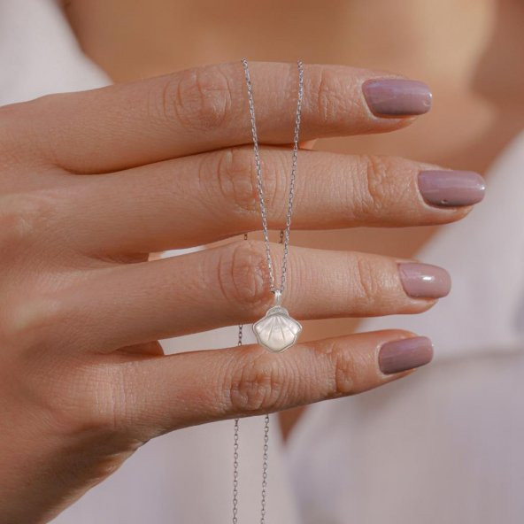 İstiridye Kabuğu Tasarımlı Sedef Taşlı 925 Ayar Kadın Gümüş Kolye ürün görseli