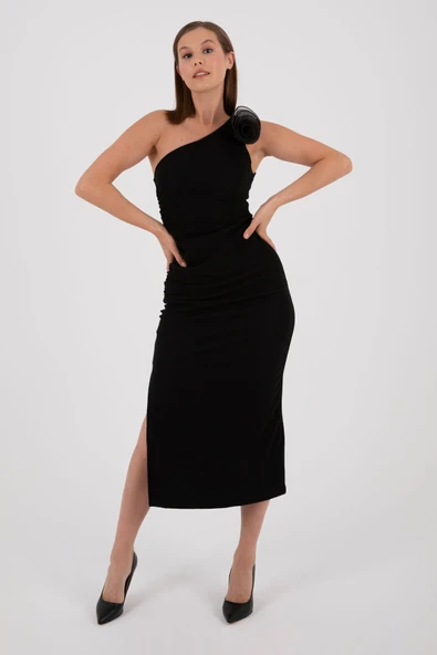 SİYAH TEK OMUZLU ÇİÇEK DETAYLI YIRTMAÇLI KUMAŞ ELBİSE - Resim 2