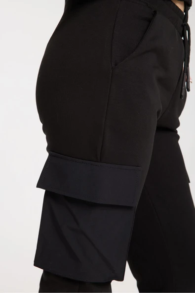 EŞOFMAN TAKIMI ALT ÜST SİYAH ÜST PARÇA FERMUARLI ALT PARÇA KARGO CEPLİ ÜST PARÇA KAPİŞONLU - Resim 6