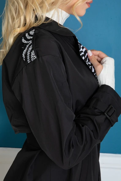 SİYAH TAŞ İŞLEMELİ ASTARI DESENLİ TRENCKOT - Resim 6