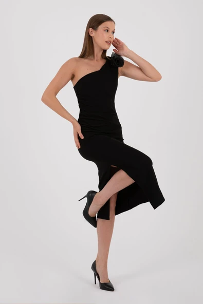 SİYAH TEK OMUZLU ÇİÇEK DETAYLI YIRTMAÇLI KUMAŞ ELBİSE ürün görseli 1