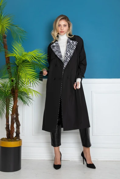 SİYAH TAŞ İŞLEMELİ ASTARI DESENLİ TRENCKOT ürün görseli