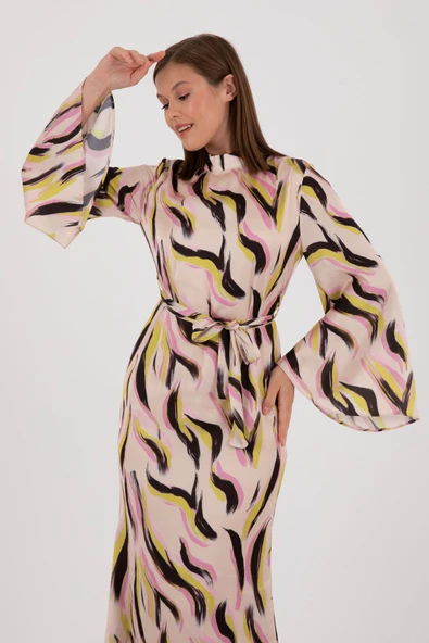 BEJ ELBİSE PEMBE SARI SİYAH RENKLERDE KARIŞIK DESENLİ UZUN KOLLU BELDEN KUŞAKLI - Resim 4