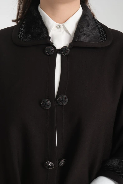 PANÇO SİYAH RENK KOL VE YAKADA KÜRK DETAYLAR - Resim 4