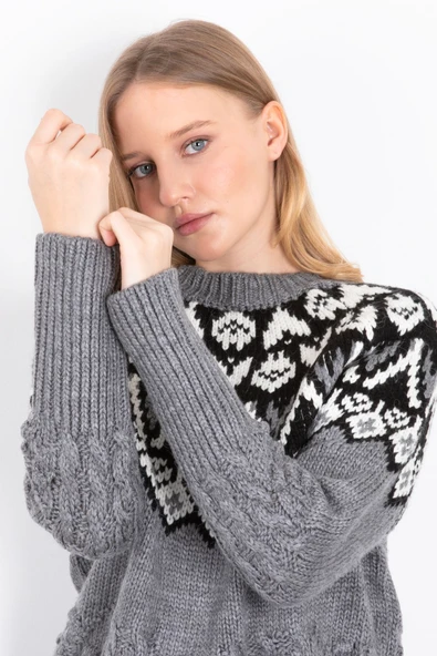 GRİ RENK SİYAH BEYAZ DESENLİ YARIM BALIKÇI ÖNÜ ÖRGÜLÜ KAZAK - 7