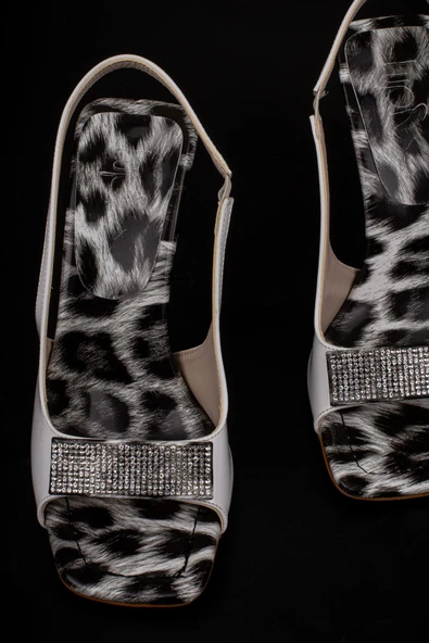 Trend Adımlar Beyaz Rugan Burnu Açık Leopar Taşlı Klasik Ayakkabı - Resim 5