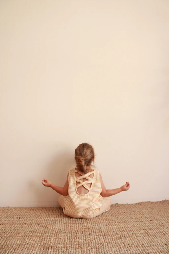 Fularlı Pastel Sarı Çizgili Çapraz Şerit Detaylı Müslin Takım - Resim 4