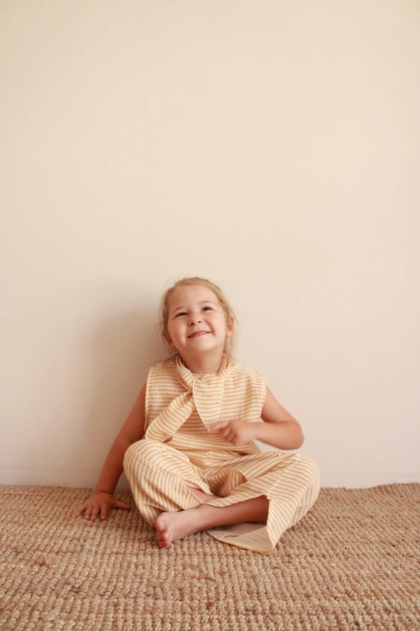 Fularlı Pastel Sarı Çizgili Çapraz Şerit Detaylı Müslin Takım - Resim 5